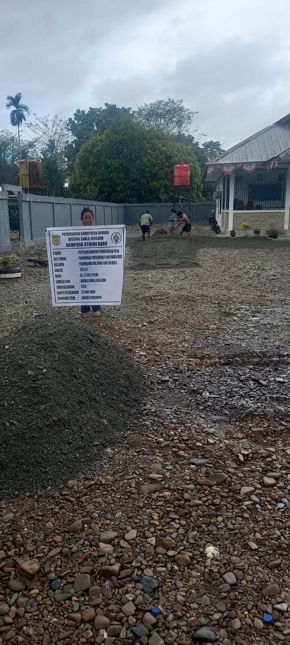 Timbunan yang akan diratakan didepan Kantor Kampung Utikini I