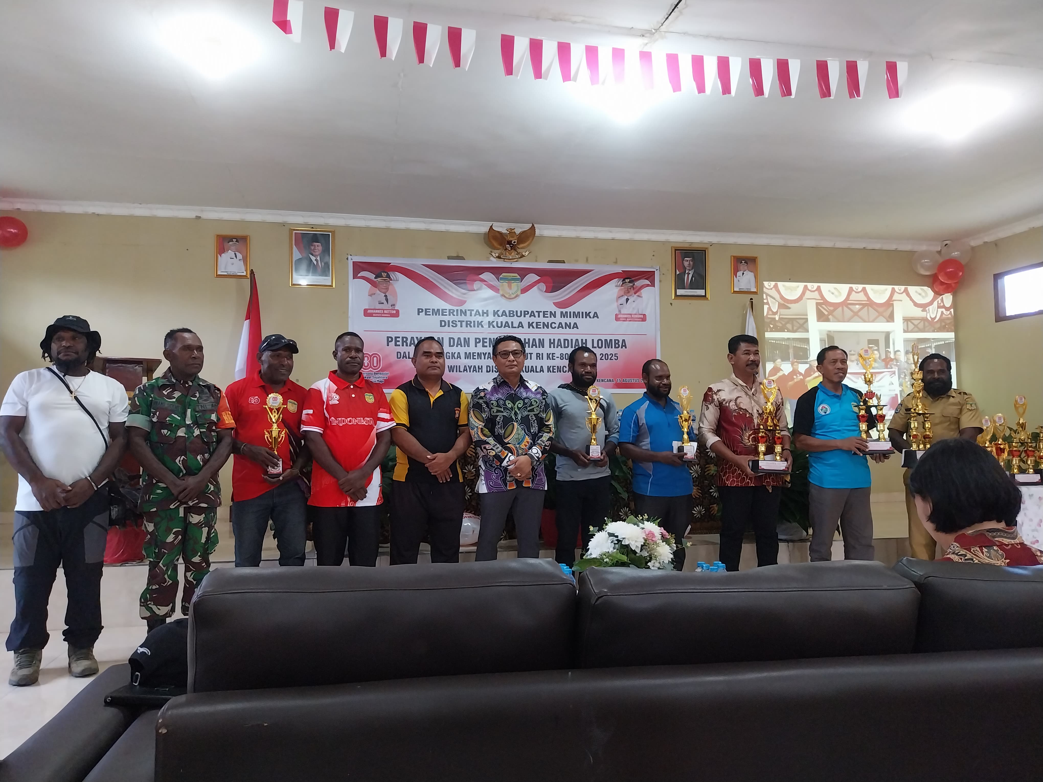 Foto bersama Kepala Distrik Kuala Kencana, Kabag Tata pemerintahan, dan para kepala-kepala kampung