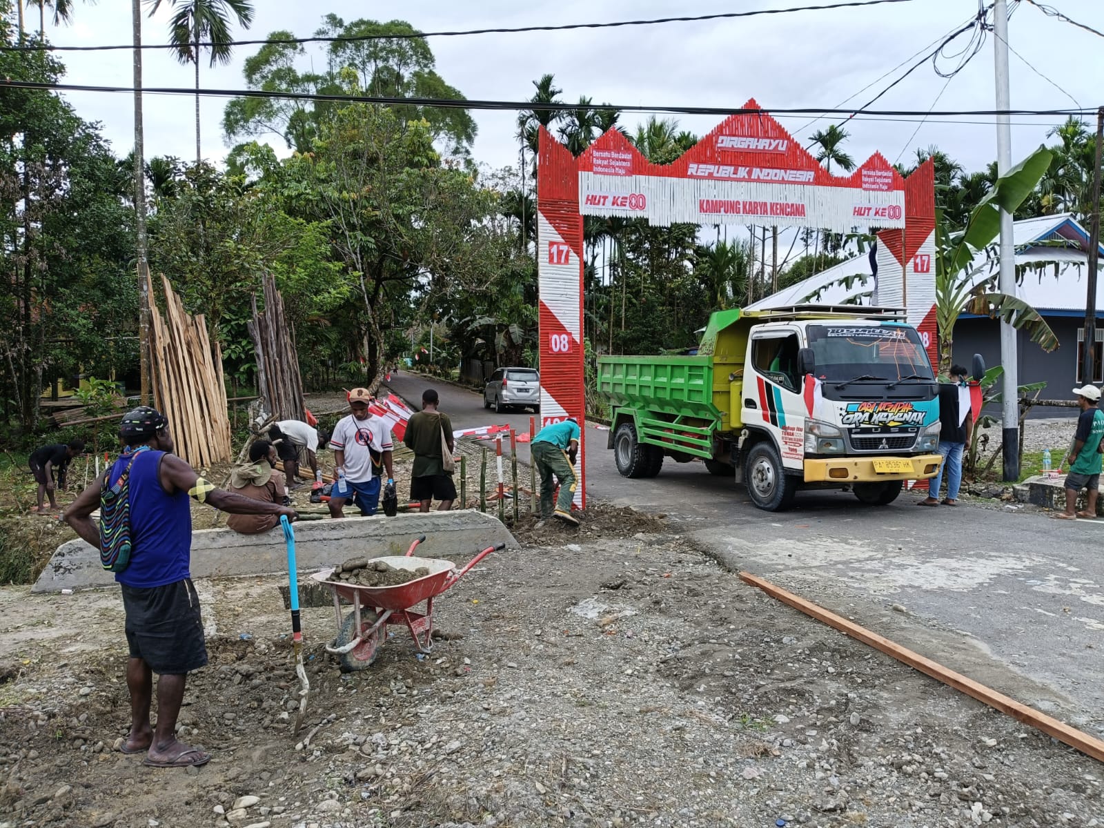 Kampung Karya Kencana sedang membangun gapura