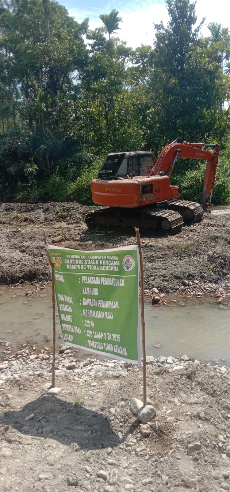 Alat berat saat mengangkat material dari dalam sungai