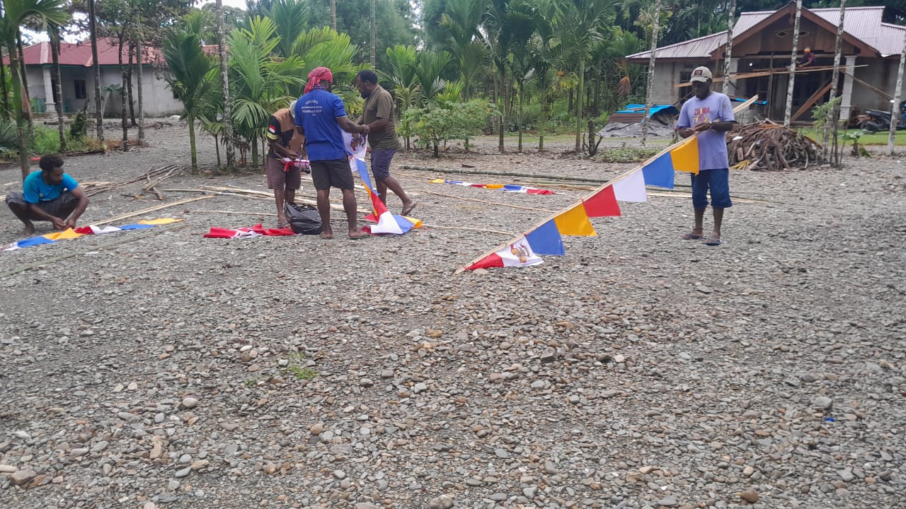 BENDERA MERAH PUTIH DAN UMBUL-UMBUL WARNAI KAMPUNG BINTANG LIMA