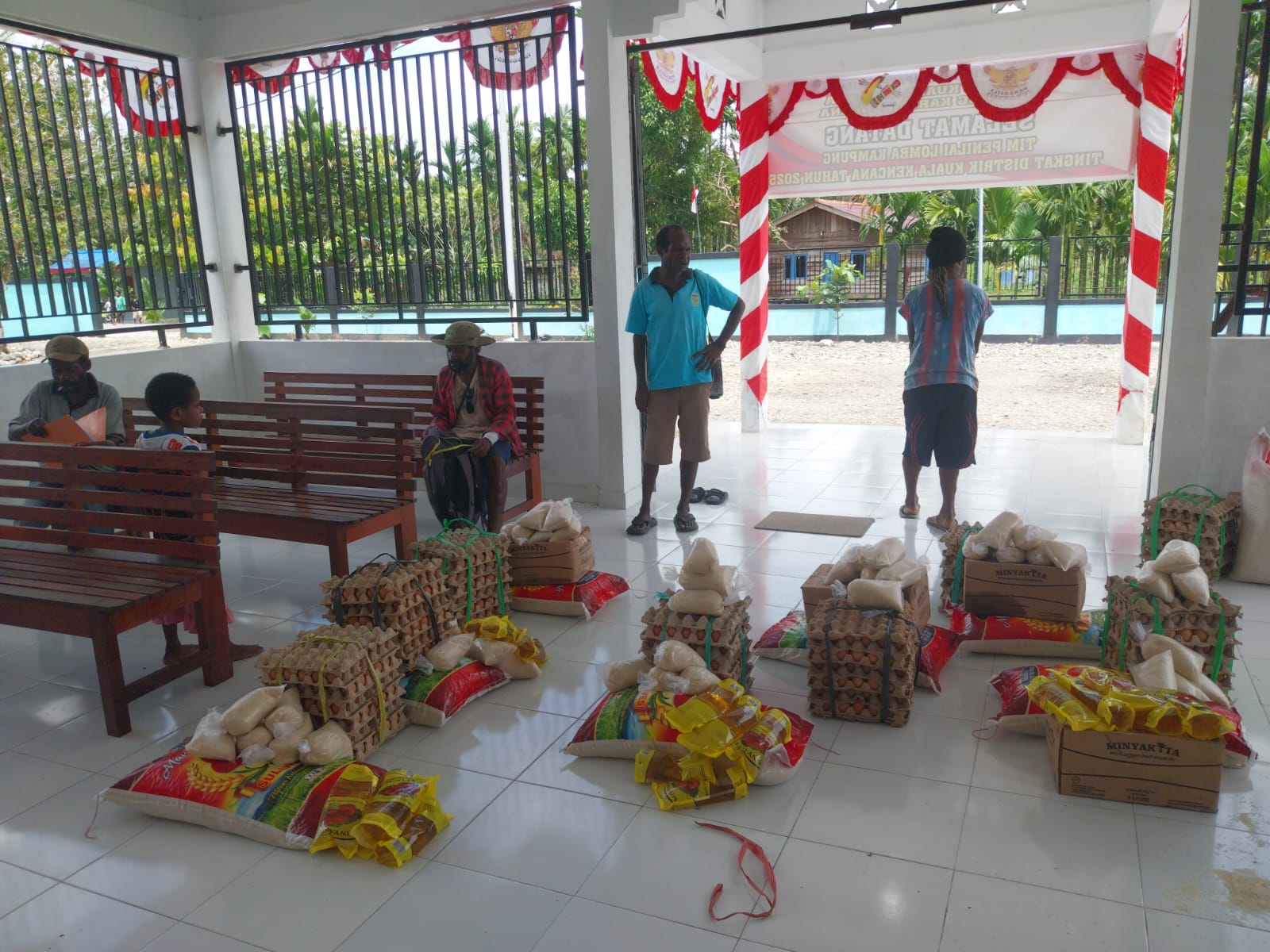 Aparatur kampung saat memisahkan bantuan untuk selanjutnya diberikan kepada warga