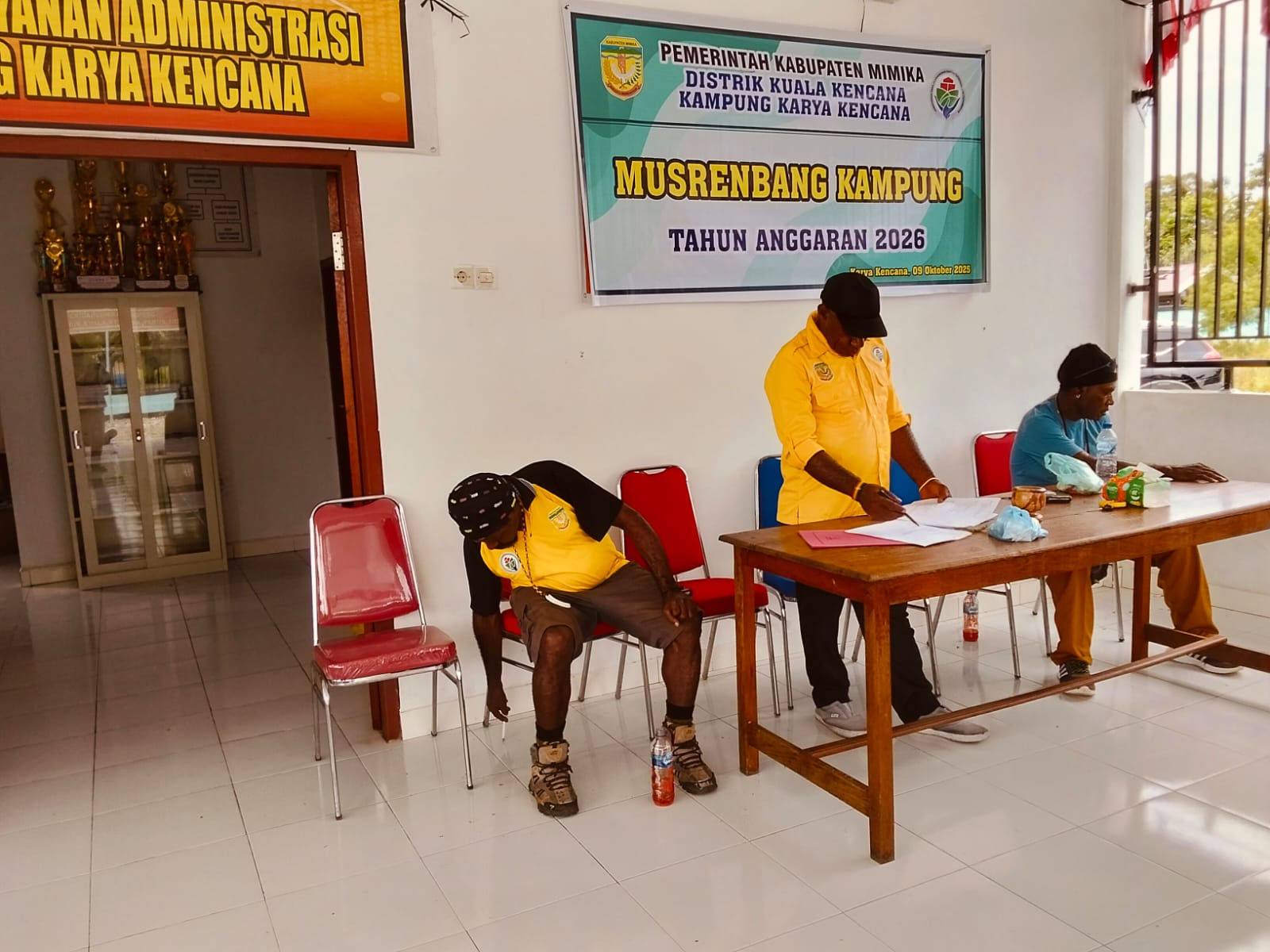 Ketua Bamuskam Lendim Jikwa saat menerima usulan prioritas dari ketua-ketua RT selalu peserta