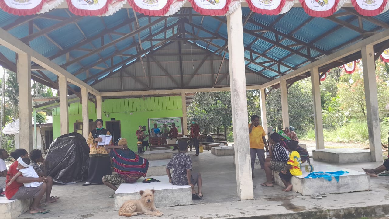 Suasana pelayanan Posyandu di Kampung Bintang Lima