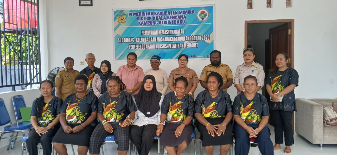 Ibu-ibu PKK Kampung Utikini Satu saat mengikuti kegiatan dengan mengenakan baju yang mereka jahit sendiri