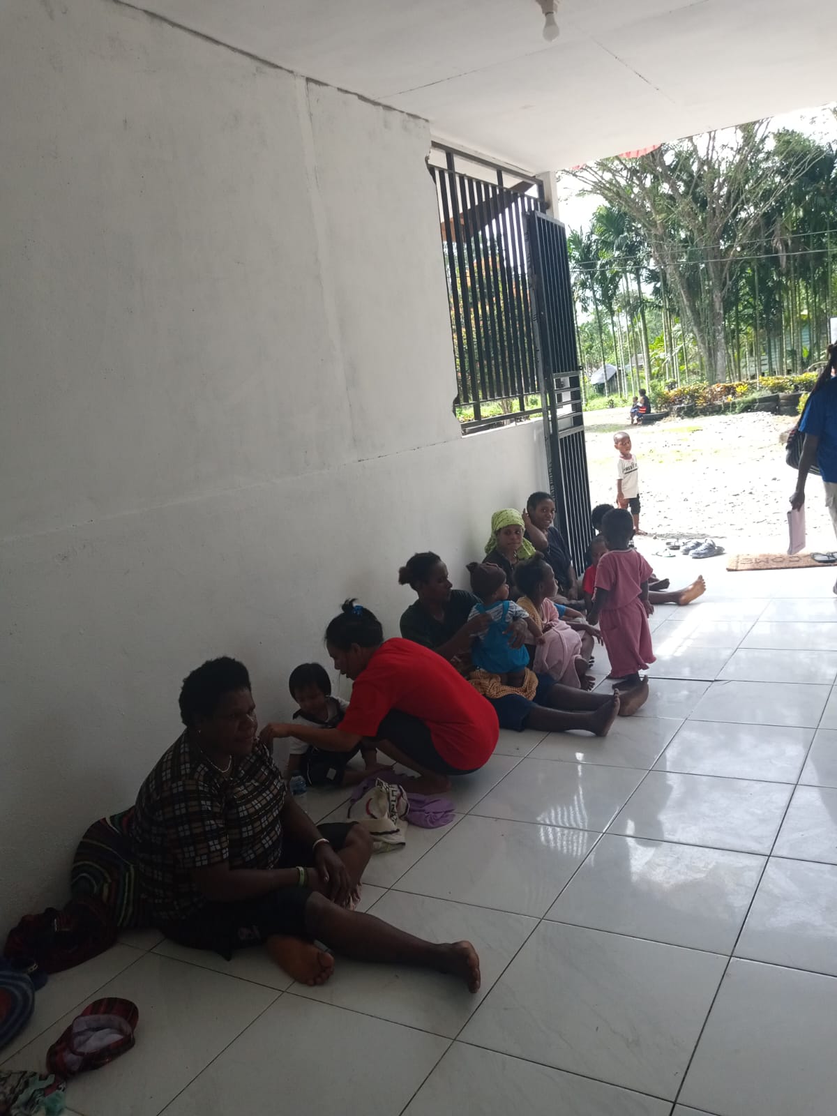Warga yang membawa anak-anaknya untuk mengikuti posyandu di Kampung Utikini Dua 