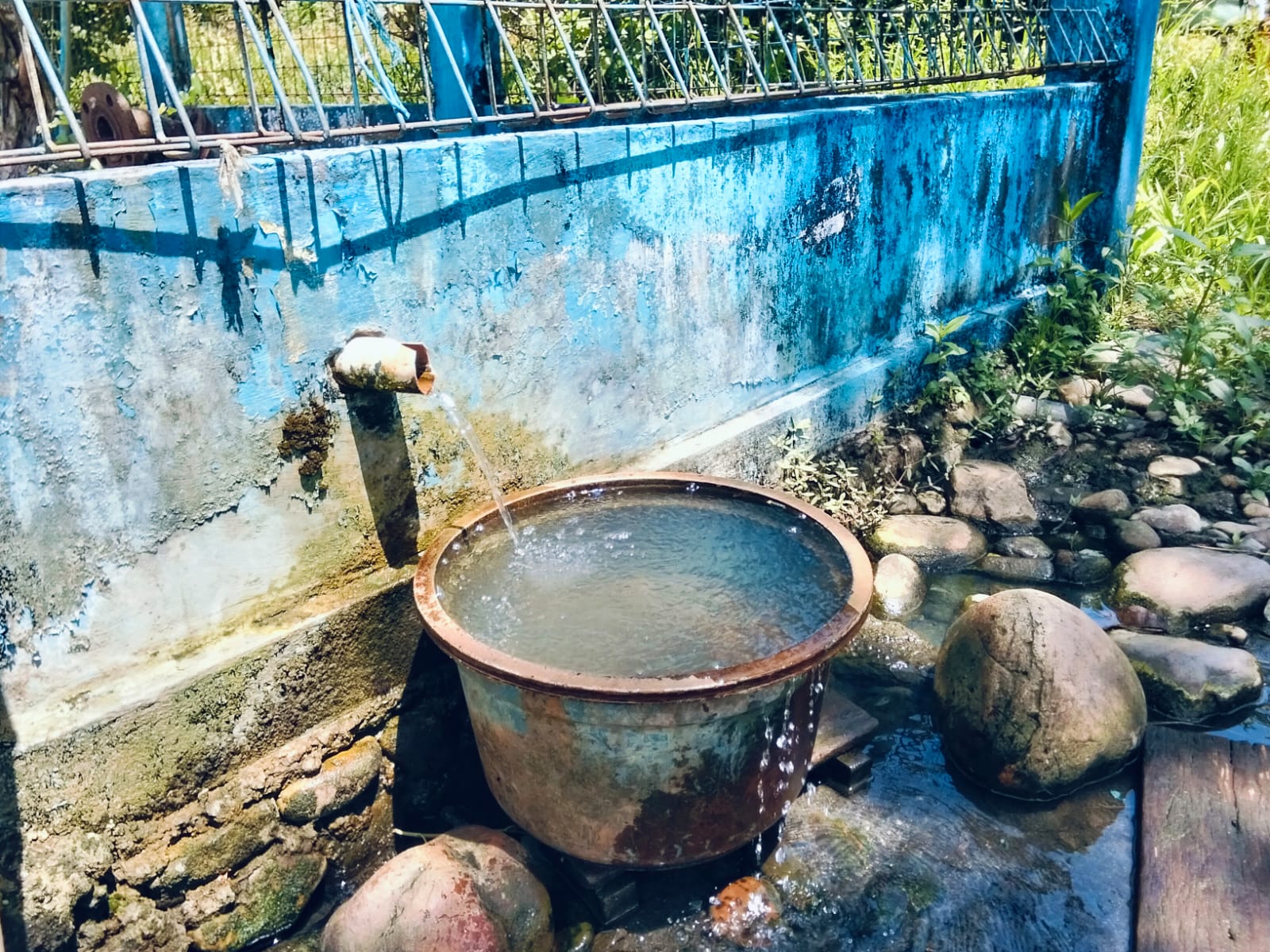 Air bersih yang berada di Kampung Pigapu namun belum bisa dialiri ke rumah-rumah karena belum ada sambungan ke rumah-