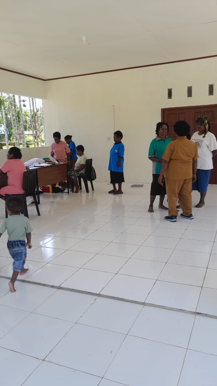 Suasana pelayanan posyandu di kantor kampung Bintang Lima 