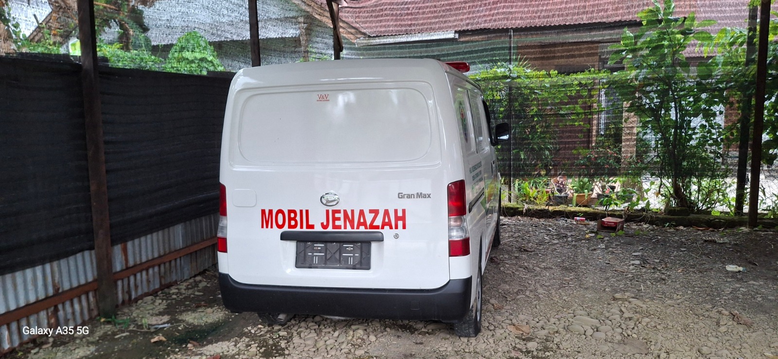 Mobil ambulan pengadaan dari Kampung Utikini Dua 