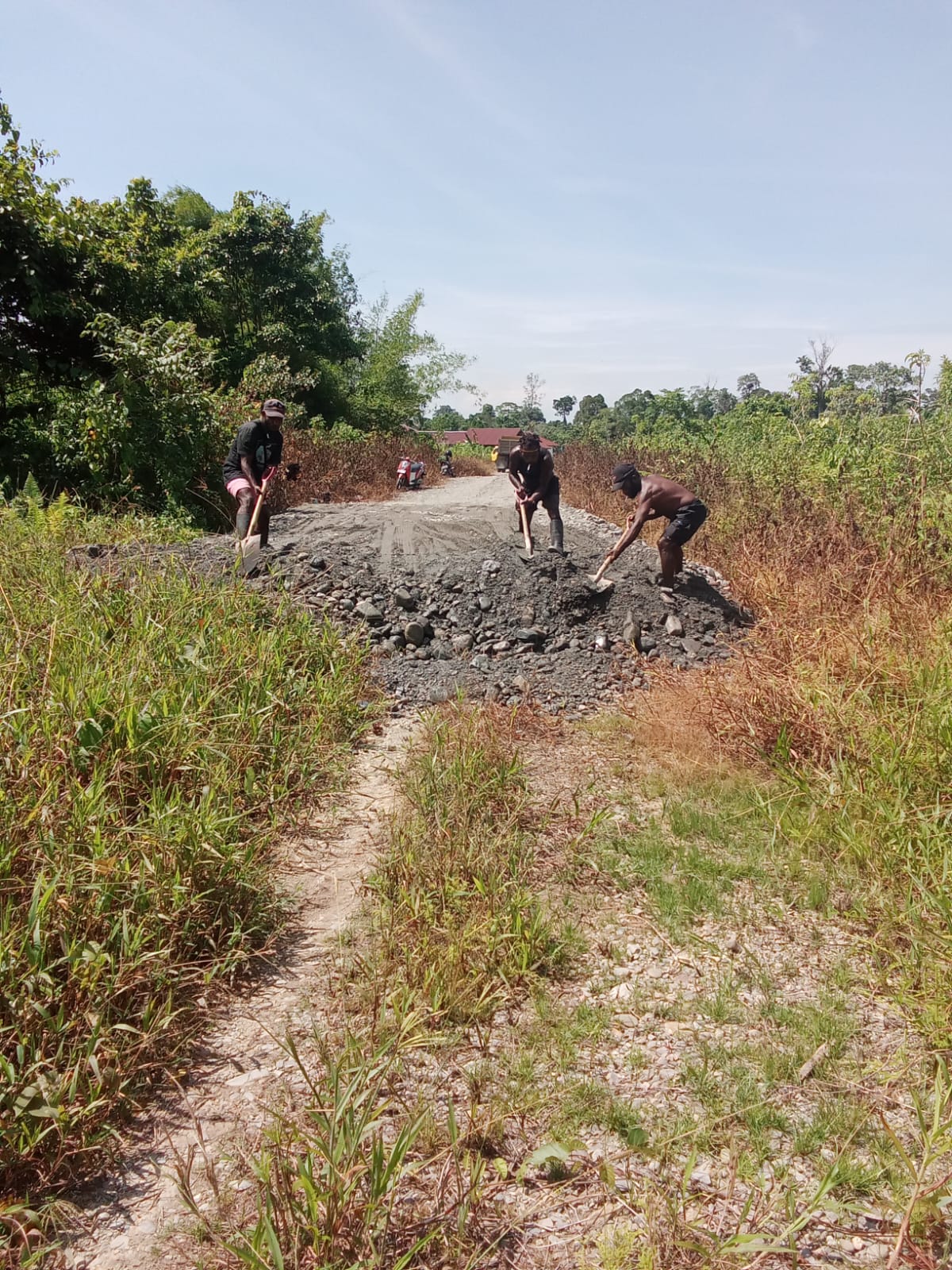 Proses penimbunan jalan tani di Kampung Mimika Gunung 
