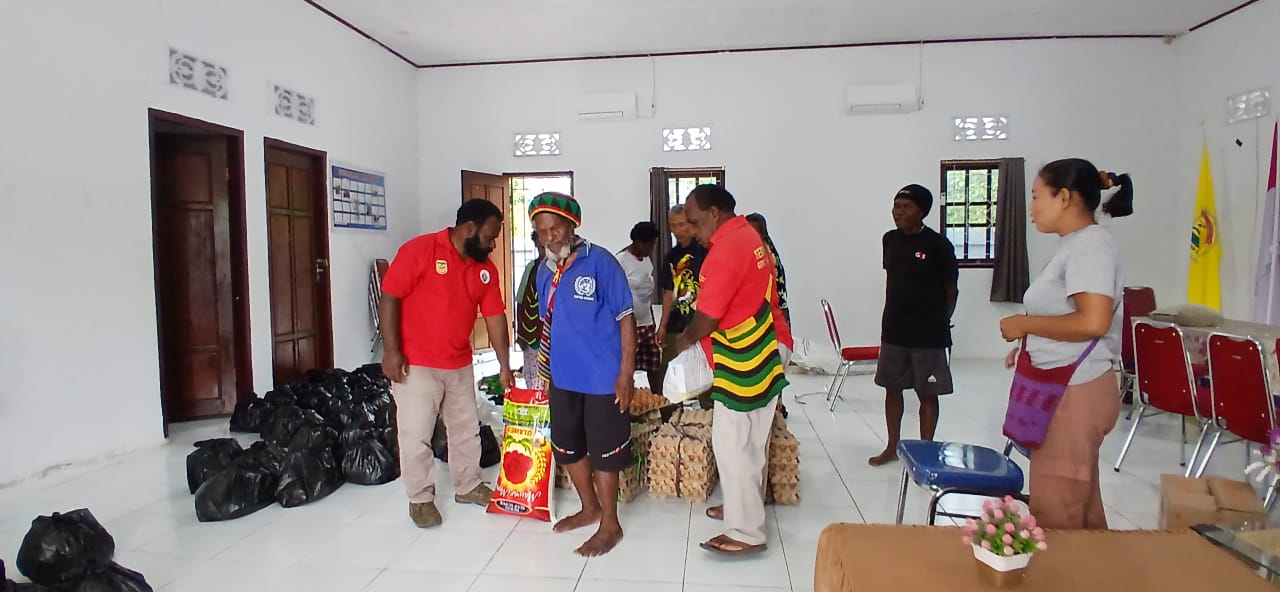 Penyaluran bantuan sembako yang dilakukan oleh Kampung Utikini I kepada warganya