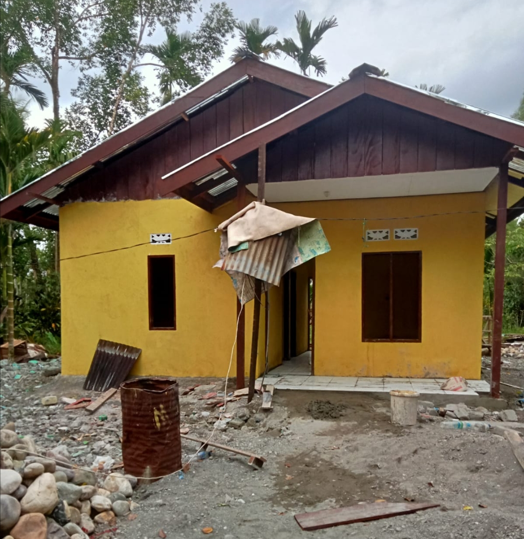 PEMBANGUNAN RUMAH LAYAK HUNI DI KAMPUNG TIOKA KENCANA HAMPIR RAMPUNG