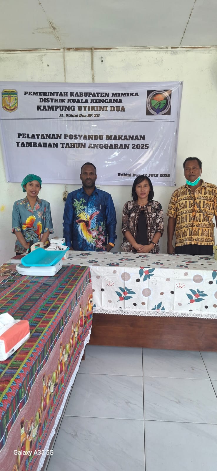 Foto bersama Kepala Kampung Utikini II Marinus Kogoya dan tenaga kesehatan dalam kegiatan posyandu dan Pemberian Makanan Tambahan (PMT) 