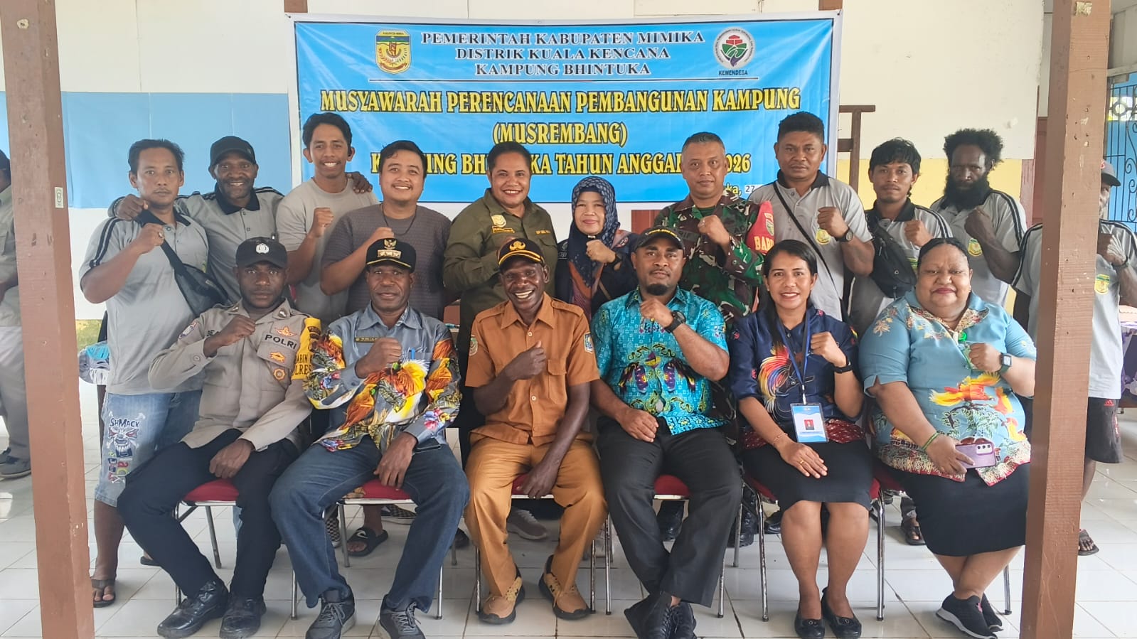 Foto bersama Kepala Distrik Kuala Kencana, Yemi Gobai, Kepala Kampung Bhintuka, Penius Tabuni, Kabid PMK Dinas PMK, Frits Werimon, Bhabinkamtibmas, Babinsa, Pendamping desa, para peserta musrenbang