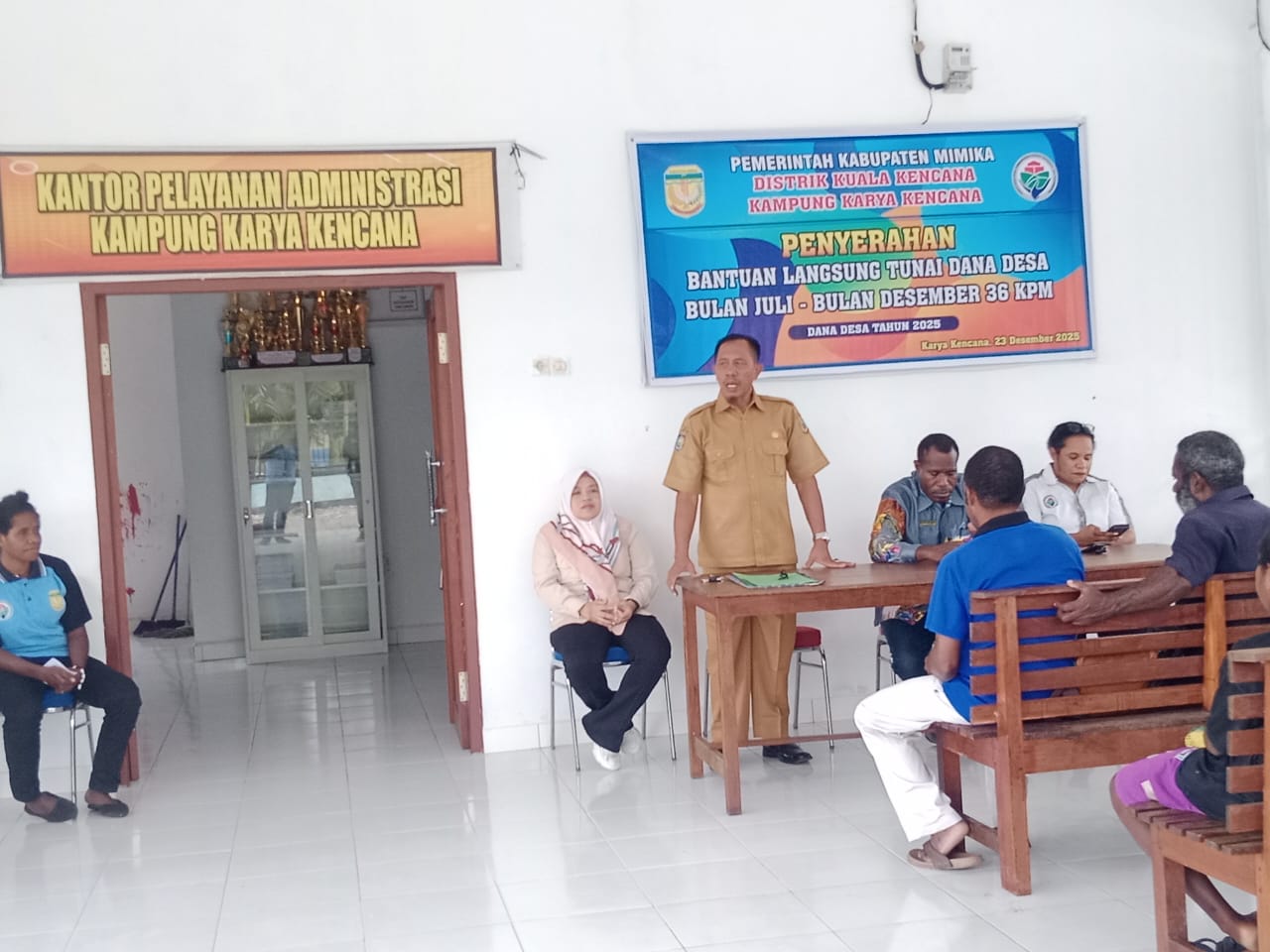 Kepala Kampung Karya Kencana Rakam Suntoro saat menyampaikan sambutan 