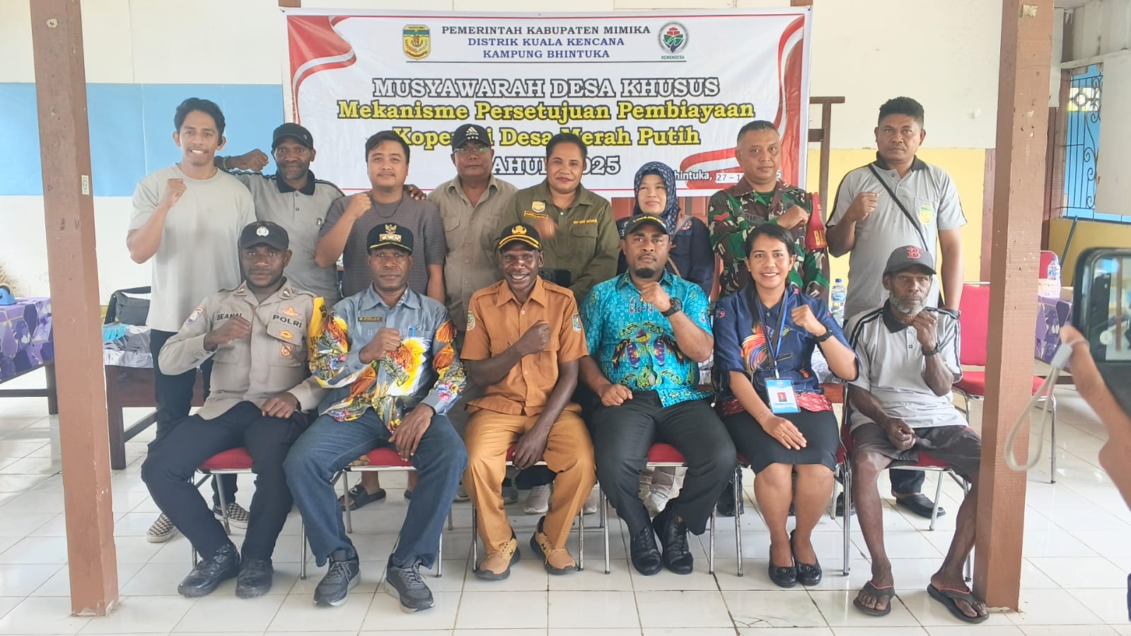 Foto bersama dalam suasana Musyawarah Desa khusus yang dihadiri oleh Kepala Distrik Kuala Kencana, Yemi Gobai, Kepala Kampung Bhintuka, Penius Tabuni, Kabid PMK dinas DPMK, Frits Werimon, Bhabinkamtibmas dan Babinsa, pendamping desa