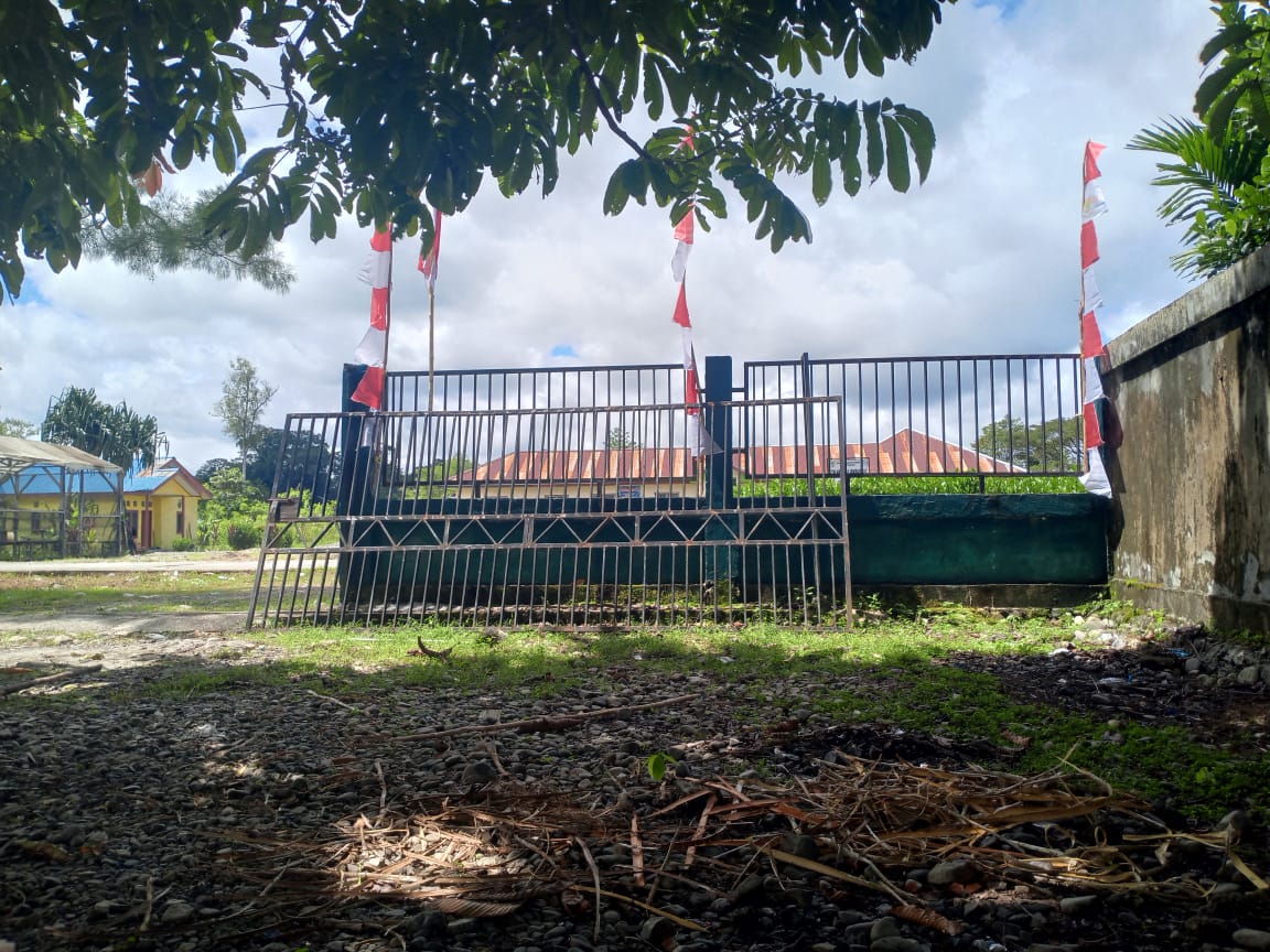Pemasangan bendera dihalaman Kantor Kampung Mimika Gunung