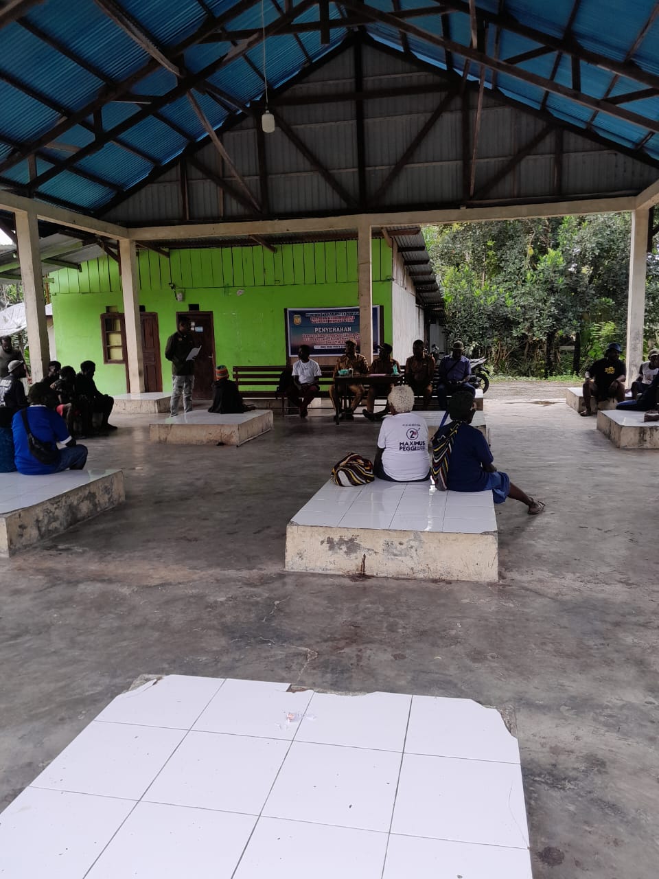 Suasana penyaluran BLT kepada warga di Kampung Bintang Lima