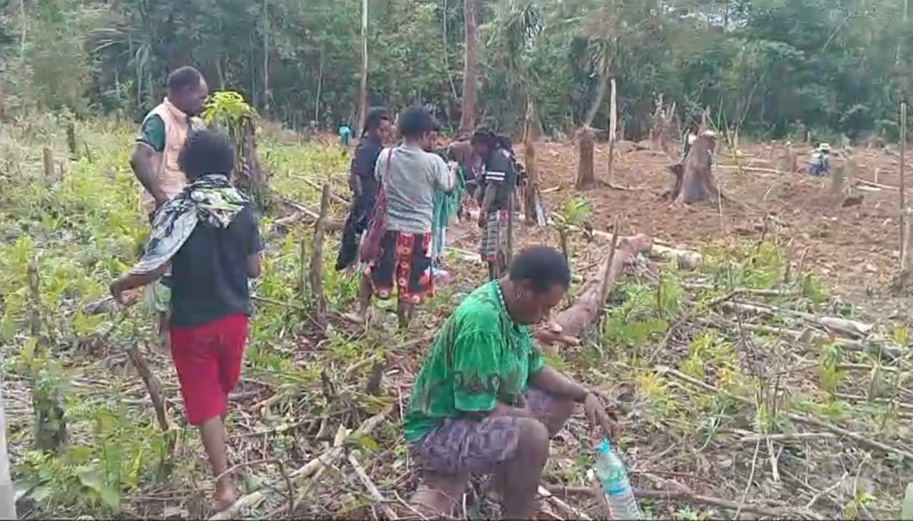 Warga yang masuk dalam kelompok tani saat membersihkan lahan pertanian 