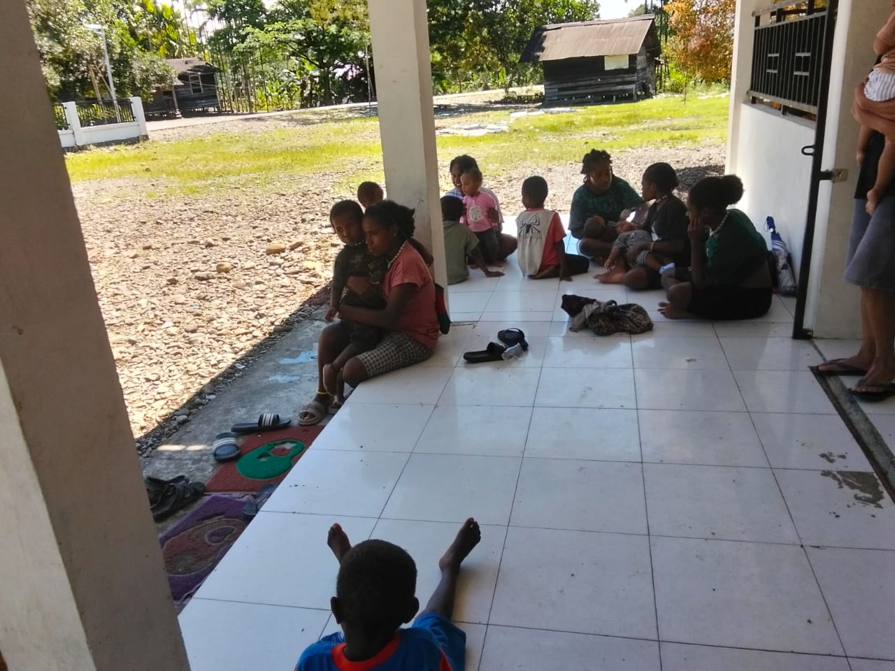 Warga saat mendatangi Kantor Kampung Jimbi untuk mendapatkan pelayanan Posyandu