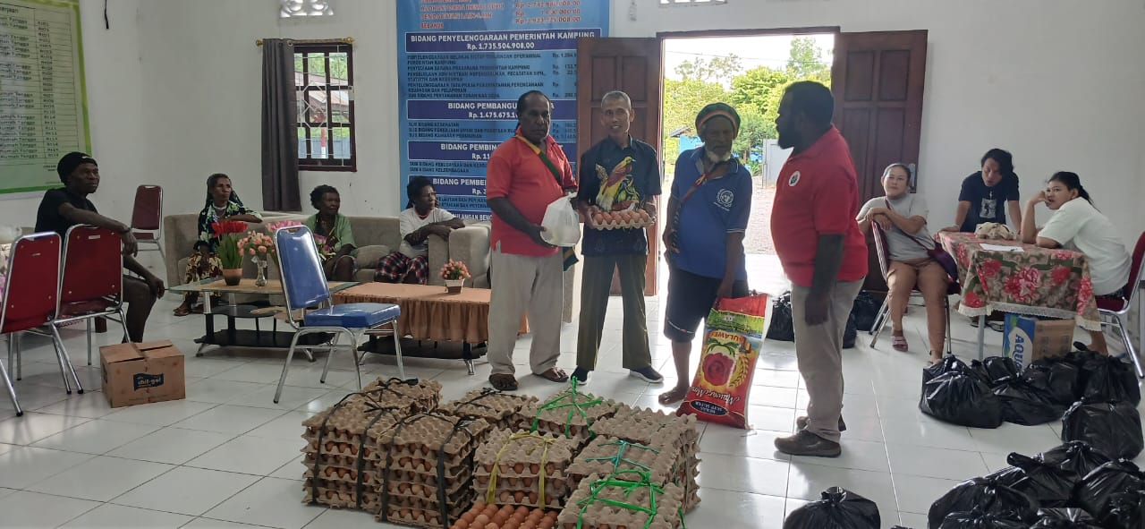 Penyaluran bantuan sembako yang dilakukan oleh Kampung Utikini I kepada warganya