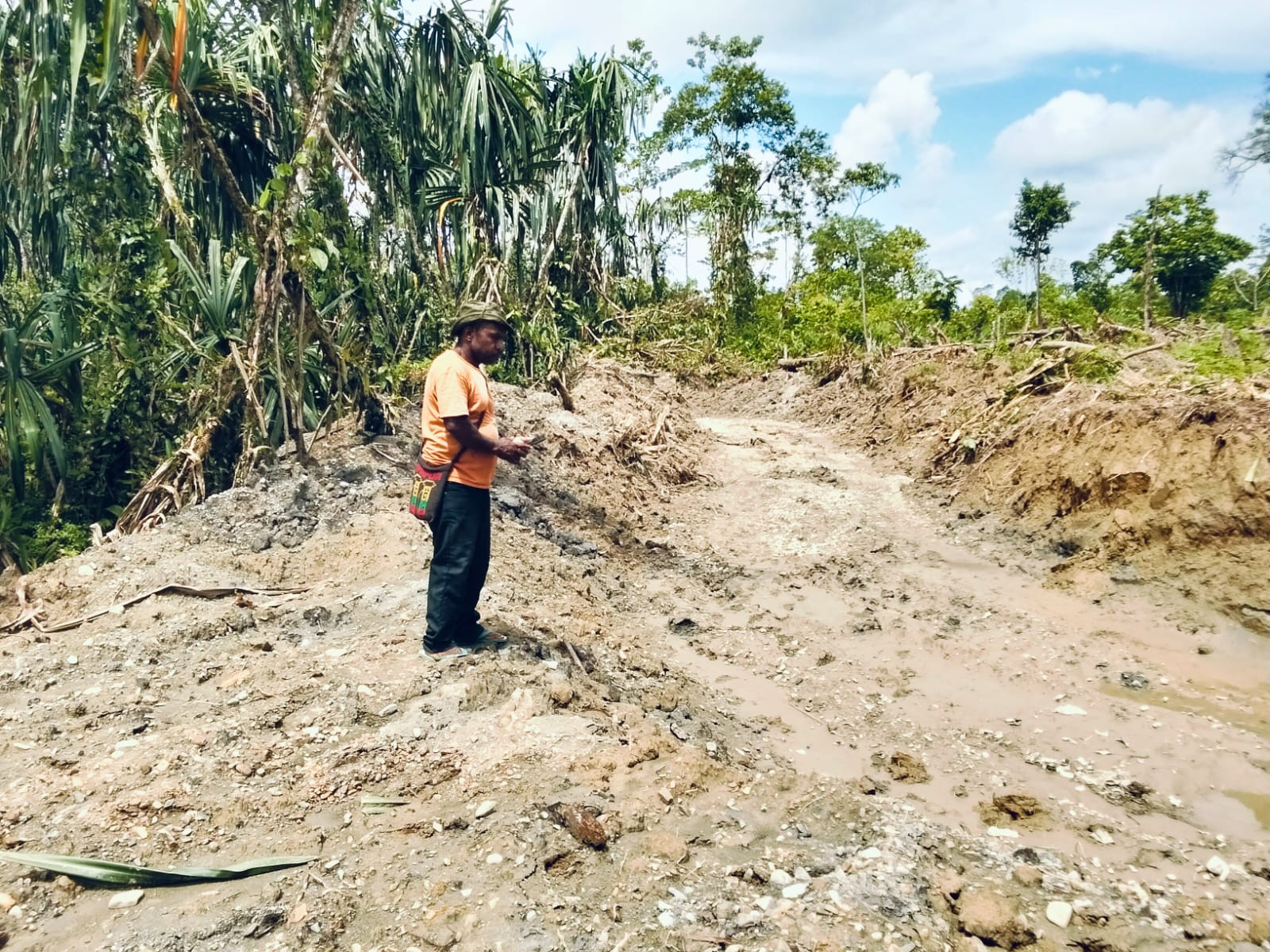 NORMALISASI SUNGAI DI KAMPUNG BINTANG LIMA CAPAI 400 METER