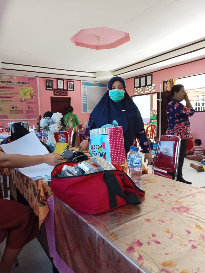 Para kader posyandu dan petugas kesehatan dari puskesmas saat melaksanakan pelayanan posyandu
