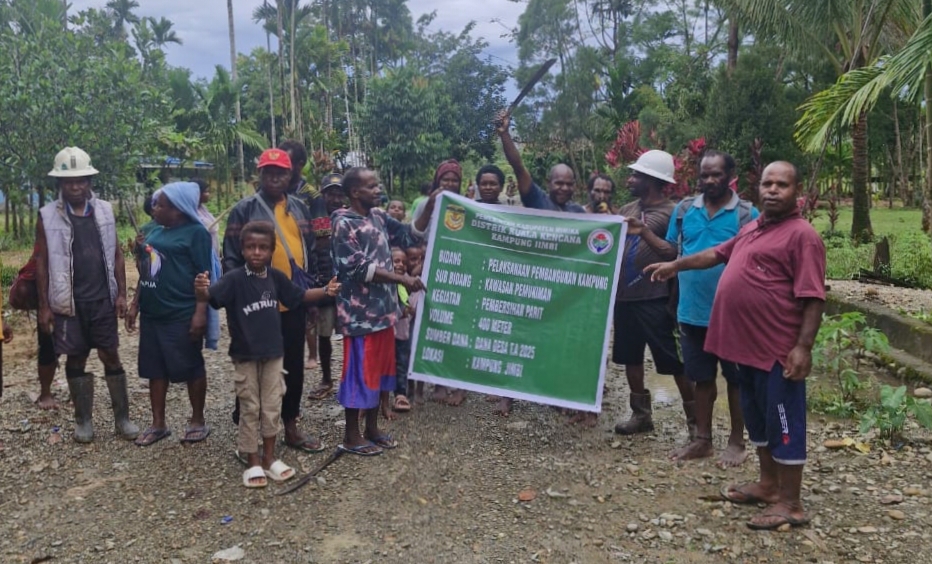 Foto bersama Warga Kampung Jimbi sedang melakukan pembersihan jalan dan parit