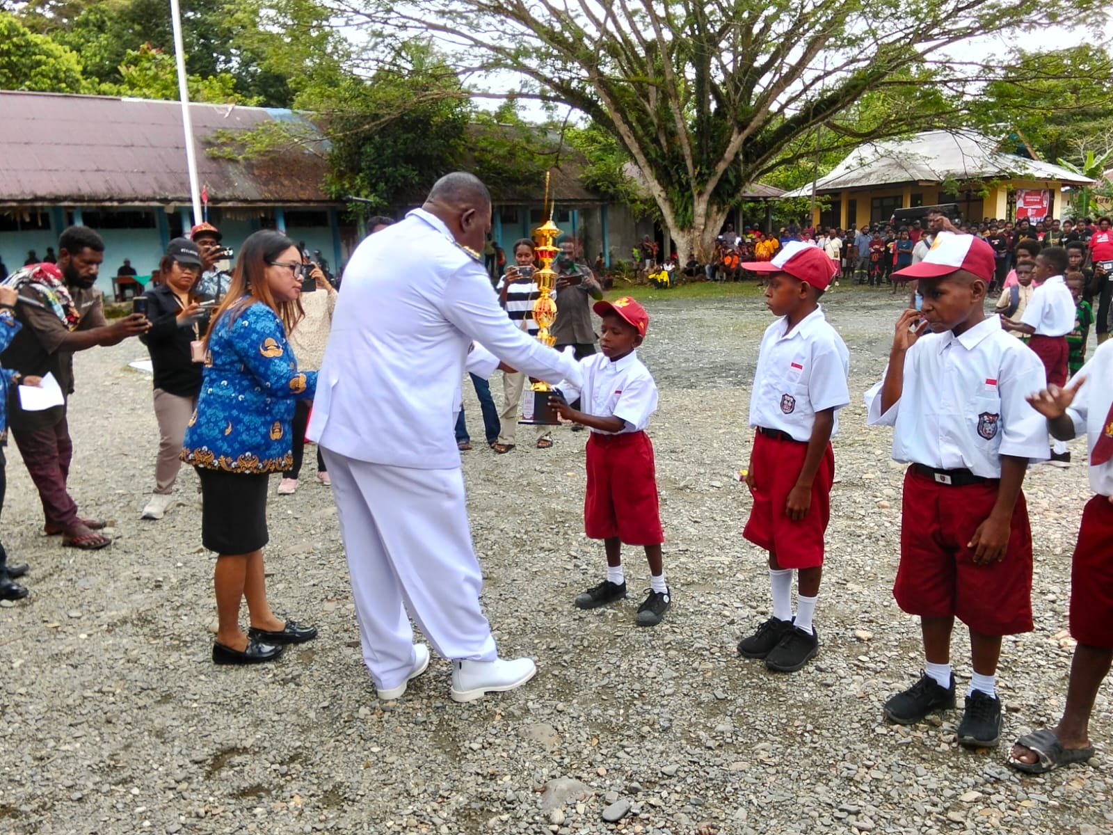 Kepala Distrik Mimika Timur Jauh Yulius Katagame saat menyerahkan piala kepada para pemenang lomba