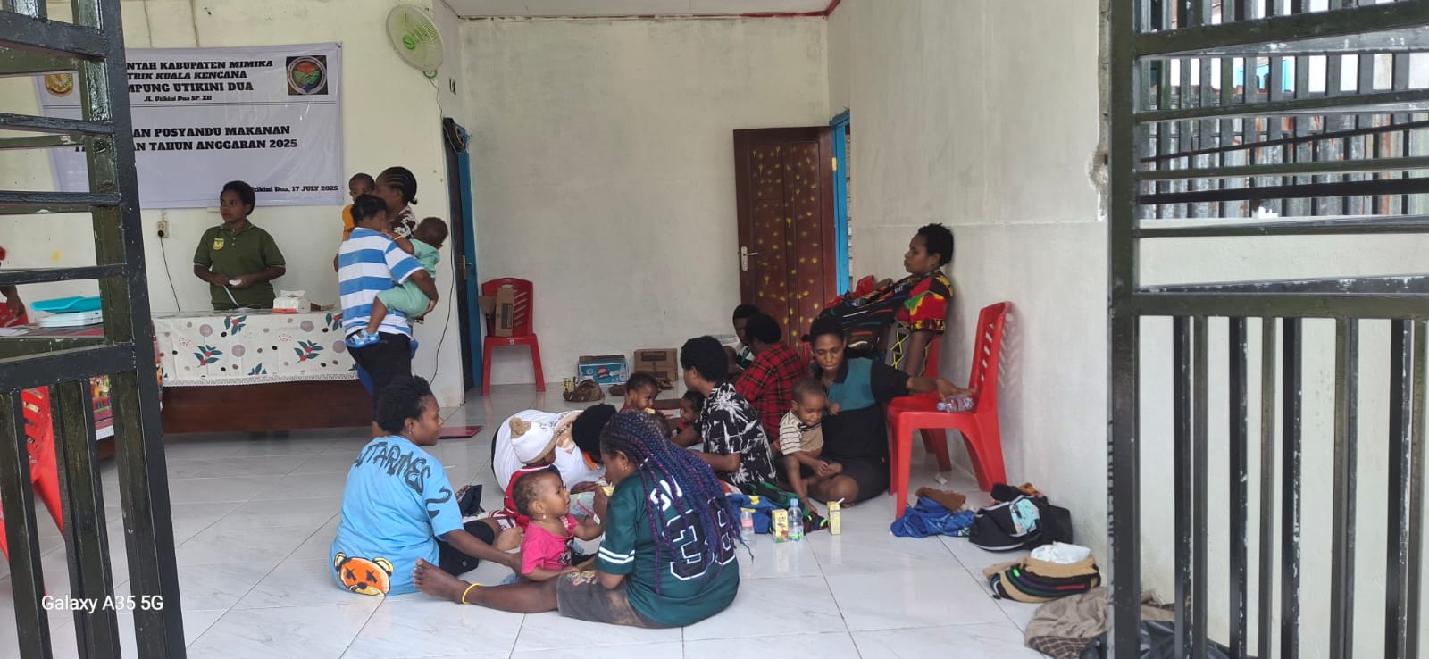 Para balita, ibu hamil dan Lansia saat menerima makanan tambahan
