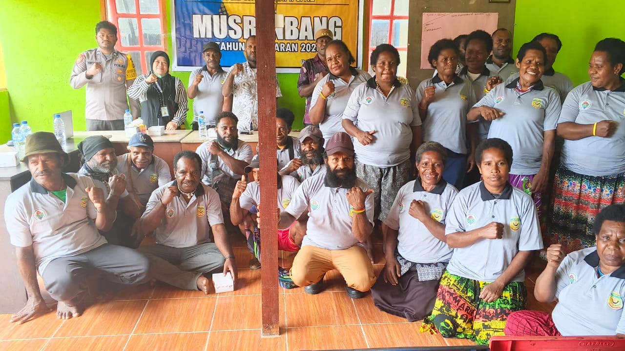 Foto bersama Kepala Distrik Kuala Kencana, Yemi Gobai, Kepala Kampung Utikini II, Marinus Kogoya, Pendamping Desa, Kepala Dusun, Ketua RT Bhabinkamtibmas, dan wargapada saat Musrenbang 