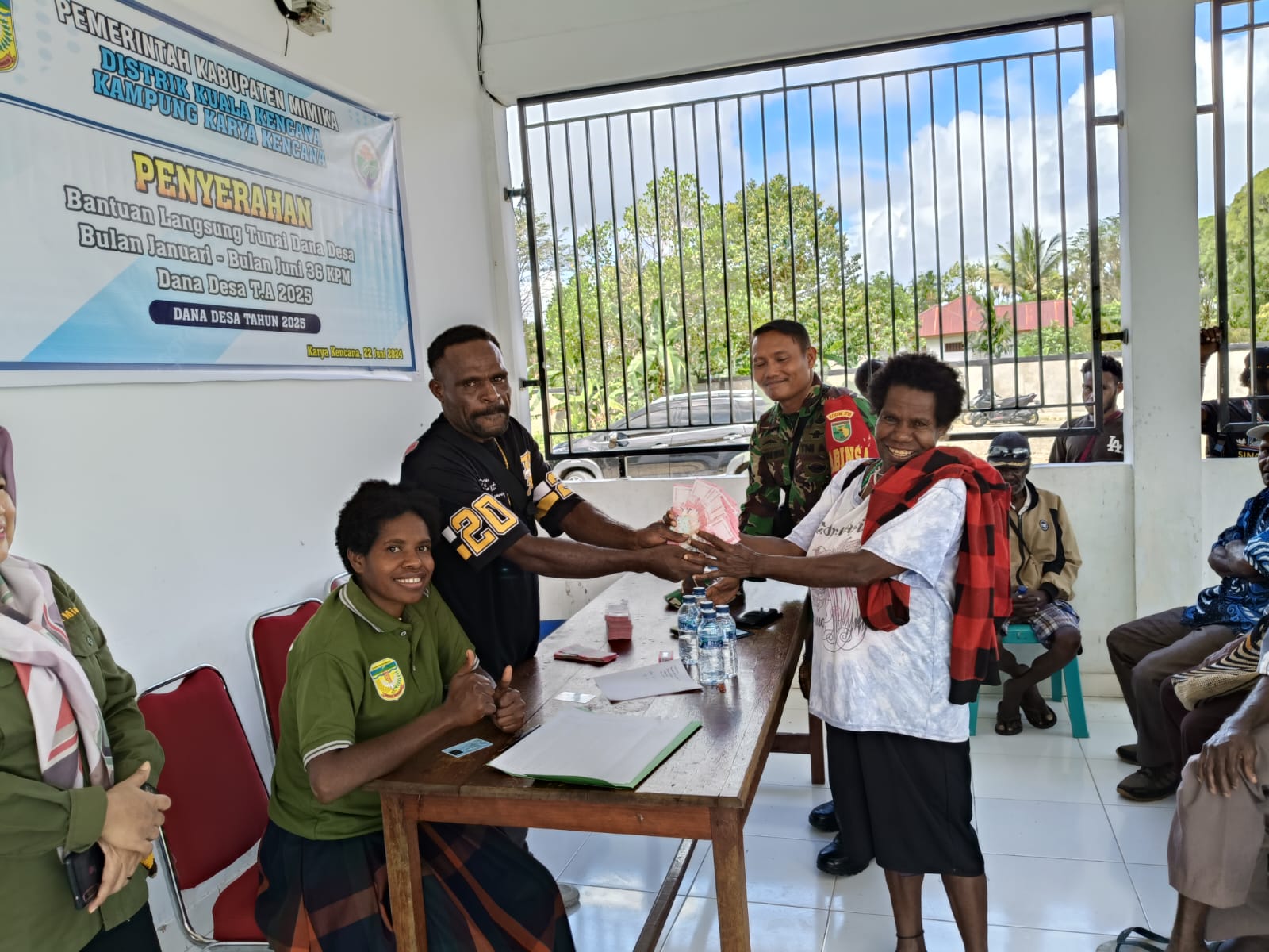 Seorang warga Lansia saat menerima BLT