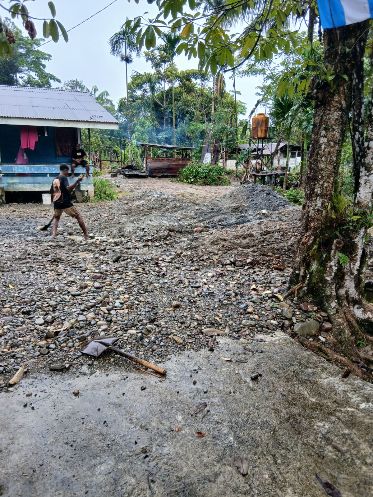 Warga saat melakukan penimbunan halaman rumah 