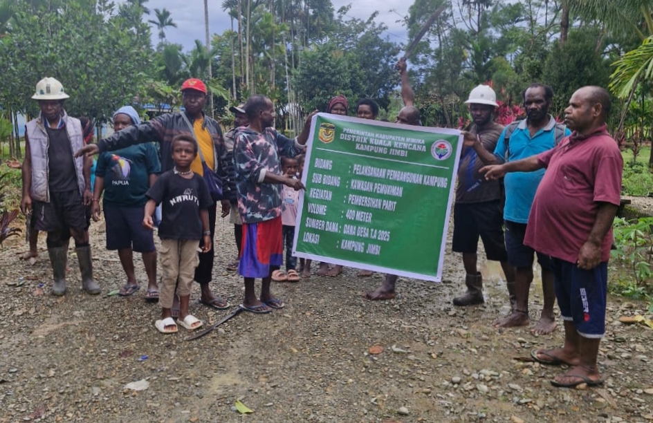 Foto bersama Warga Kampung Jimbi sedang melakukan pembersihan jalan dan parit