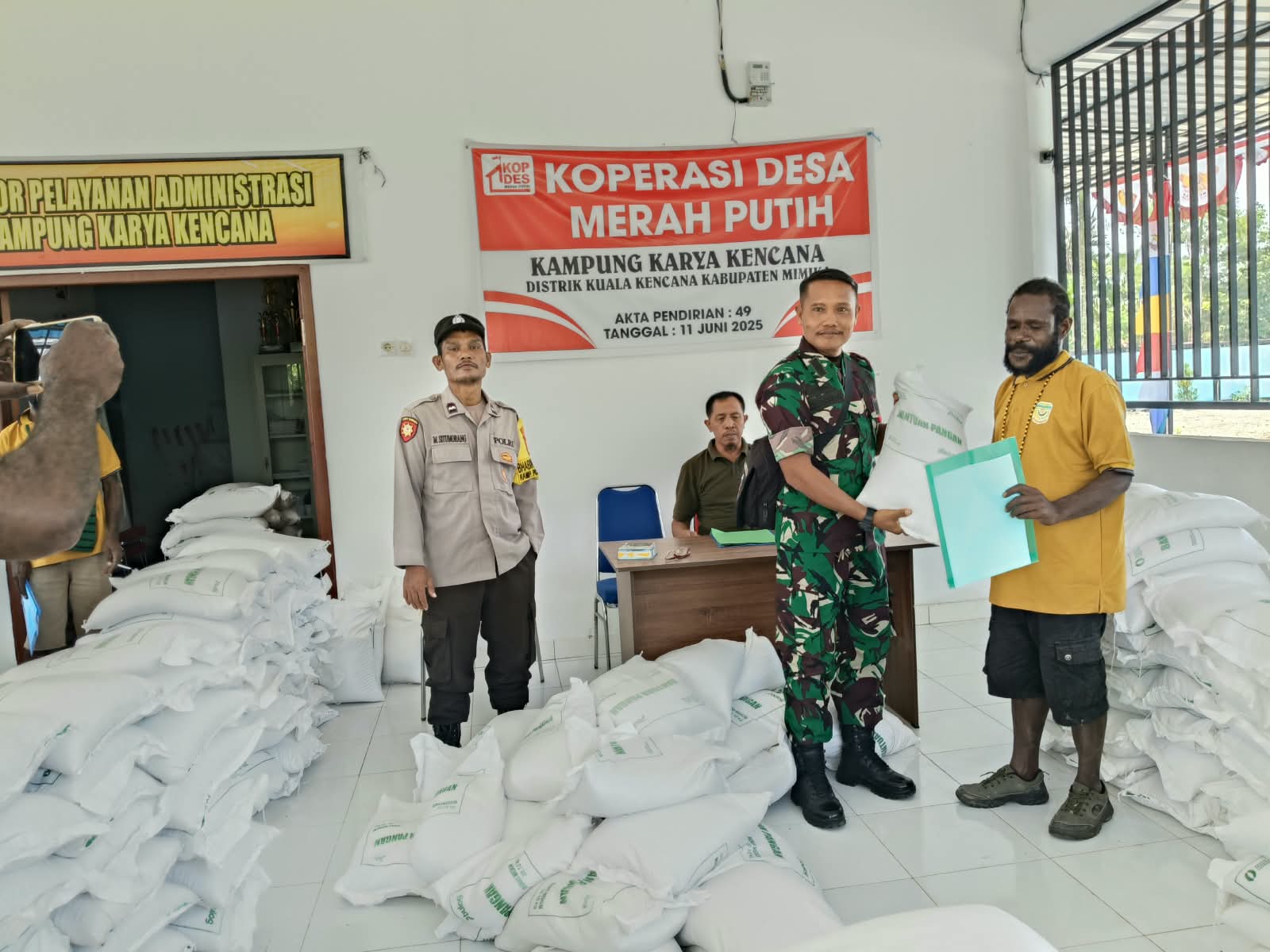 Babinsa Koramil Kuala Kencana menyerahkan SK Ketua-ketua RT kepada Ketua RT Terpilih sekaligus menyerahkan bantuan beras kepada warga disaksikan oleh Kepala Kampung Karya Kencana, Rakam Suntoro dan Bhabinkamtibmas Kampung Karya Kencana 