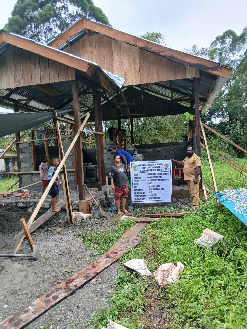 Pemasangan papan pada bagian depan atap rumah