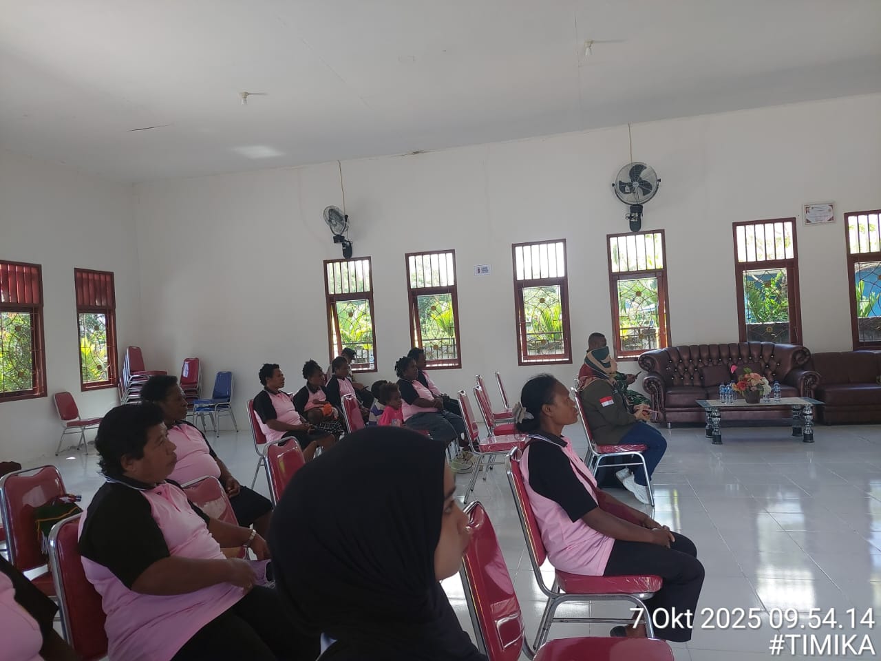 Suasana saat pelatihan pembuatan makanan tambahan berbahan lokal di Kampung Tioka Kencana