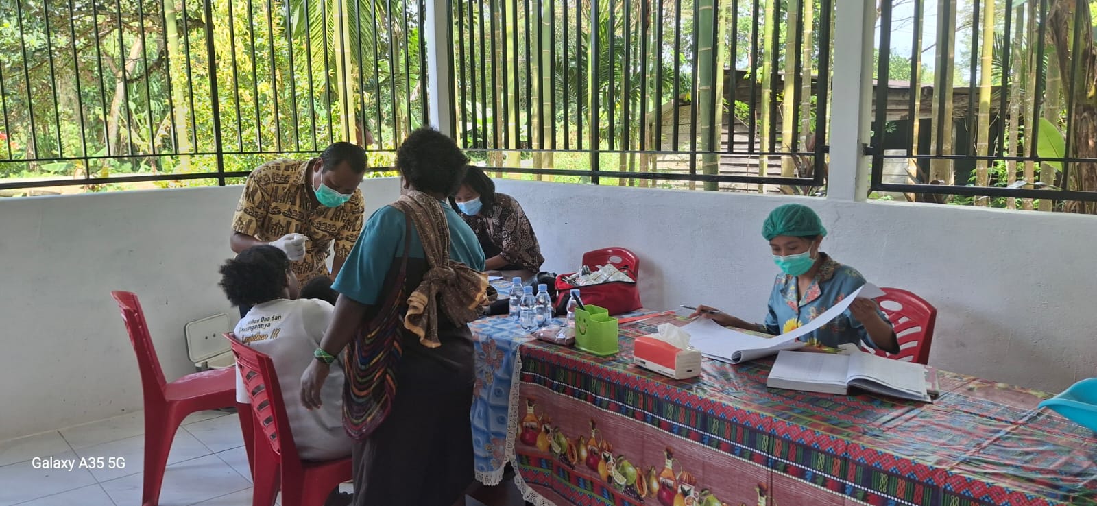 Petugas kesehatan saat melakukan pemeriksaan kesehatan terhadap seorang warga