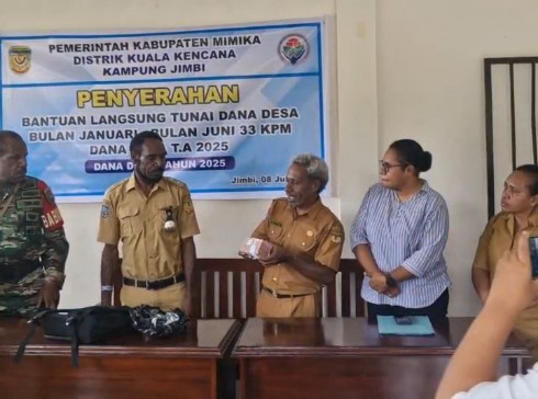 Kepala Kampung Jimbi Litenus Kogoya menerima bantuan langsung tunai untuk selanjutnya diserahkan kepada warga