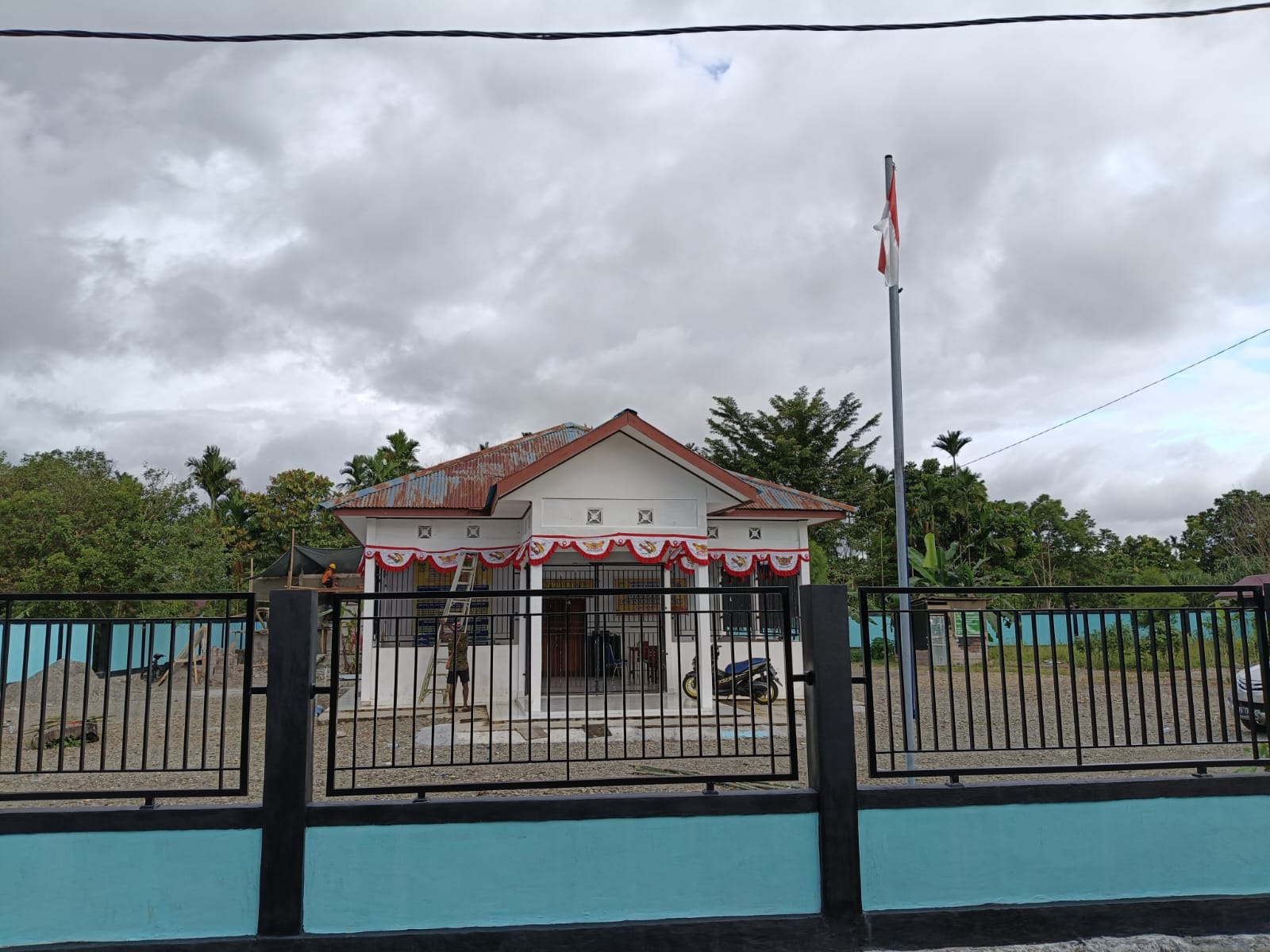 Suasana Kantor Kampung Karya Kencana dari luar pagar