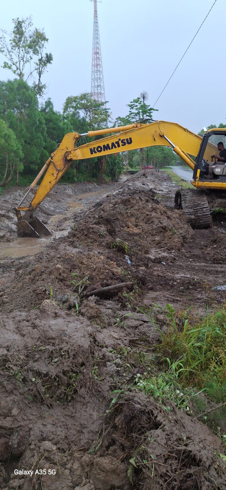 NORMALISASI SUNGAI DAN PEMBERSIHAN PARIT DI UTIKINI II CAPAI 850 METER, WARGA TERHINDAR BANJIR