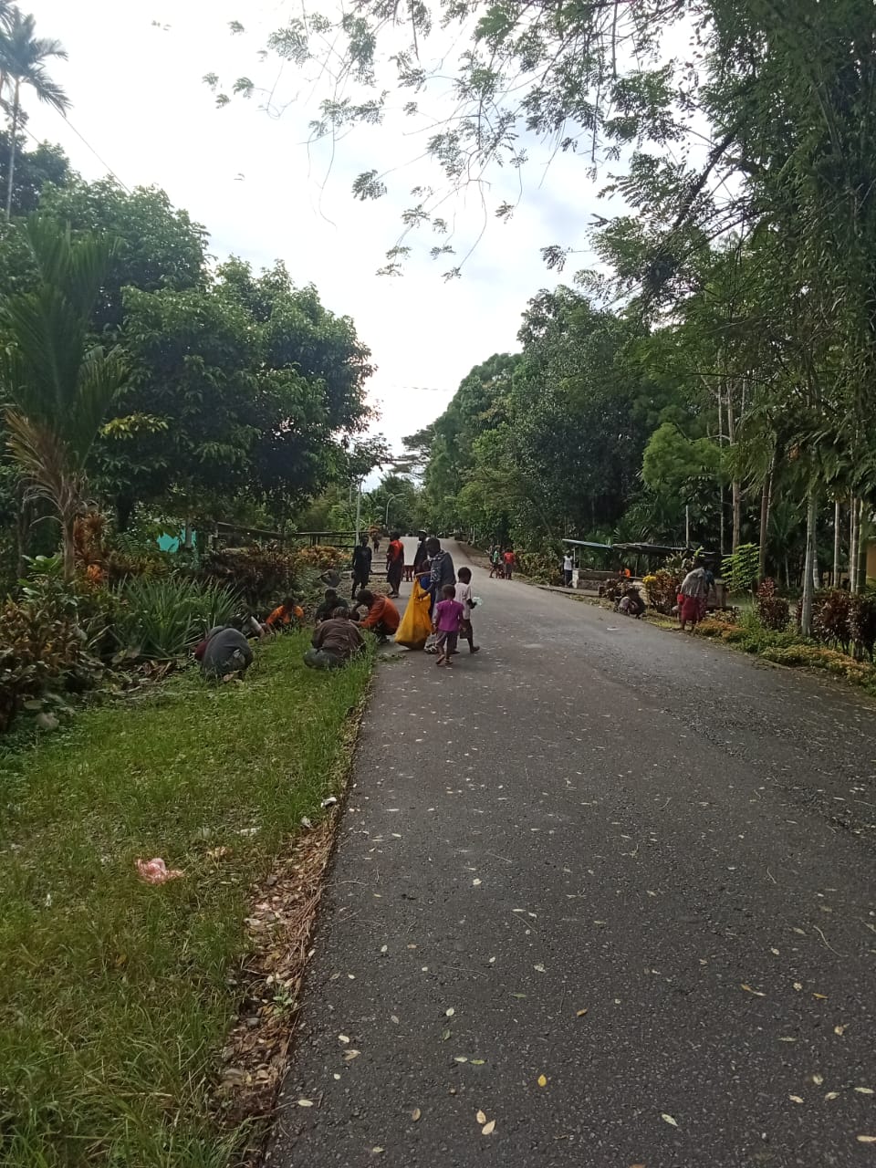 Kegiatan padat karya pembersihan Parit