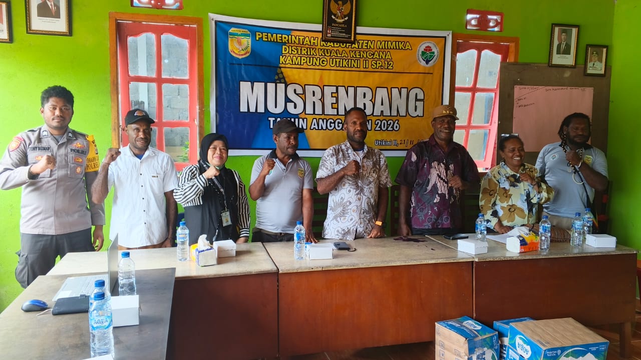 Foto bersama Kepala Distrik Kuala Kencana, Yemi Gobai, Kepala Kampung Utikini II, Marinus Kogoya, Pendamping Desa pada saat Musrenbang 