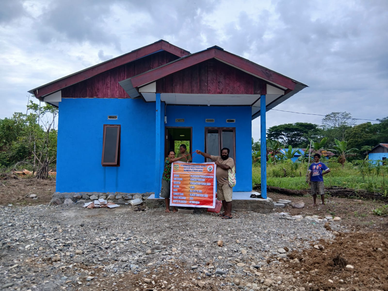 Kepala Kampung Utikini Satu Luther Karagainal saat menyerahkan kunci kepada warga yang akan menempati rumah layak huni yang dibangun oleh Pemkam 