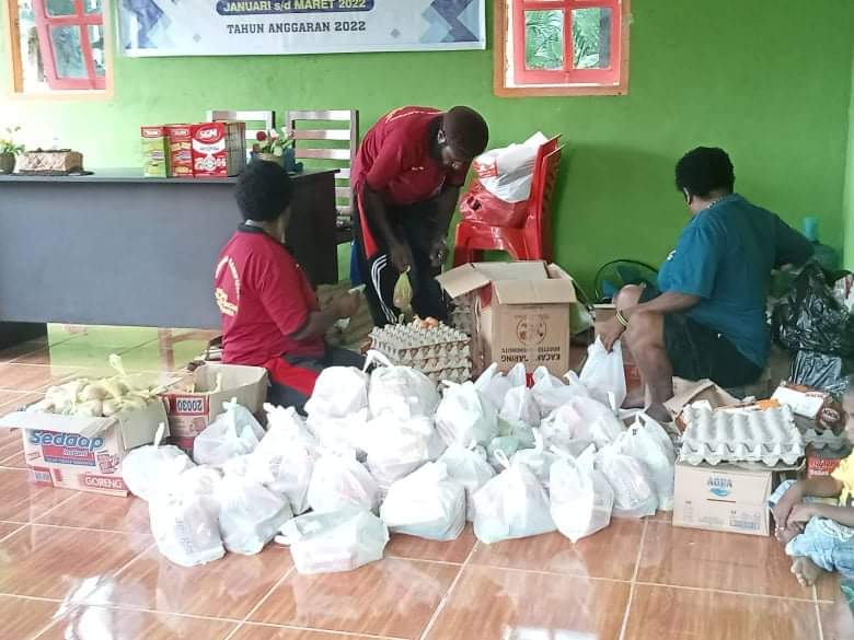 Ibu-ibu kader Posyandu saat akan membagikan makanan tambahan yang telah dikemas kedalam plastik