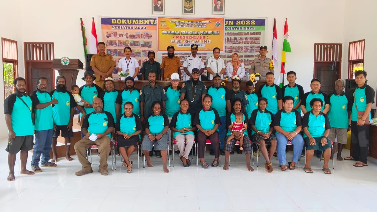 Kepala Distrik kuala Kencana, Yemi Gobai, Kepala Kampung Tioka Kencana, Elmi Wunga, Sekertaris Kampung Tioka Kencana Andi Sahrul Akbar dan pendamping Desa saat foto bersama peserta musrenbang