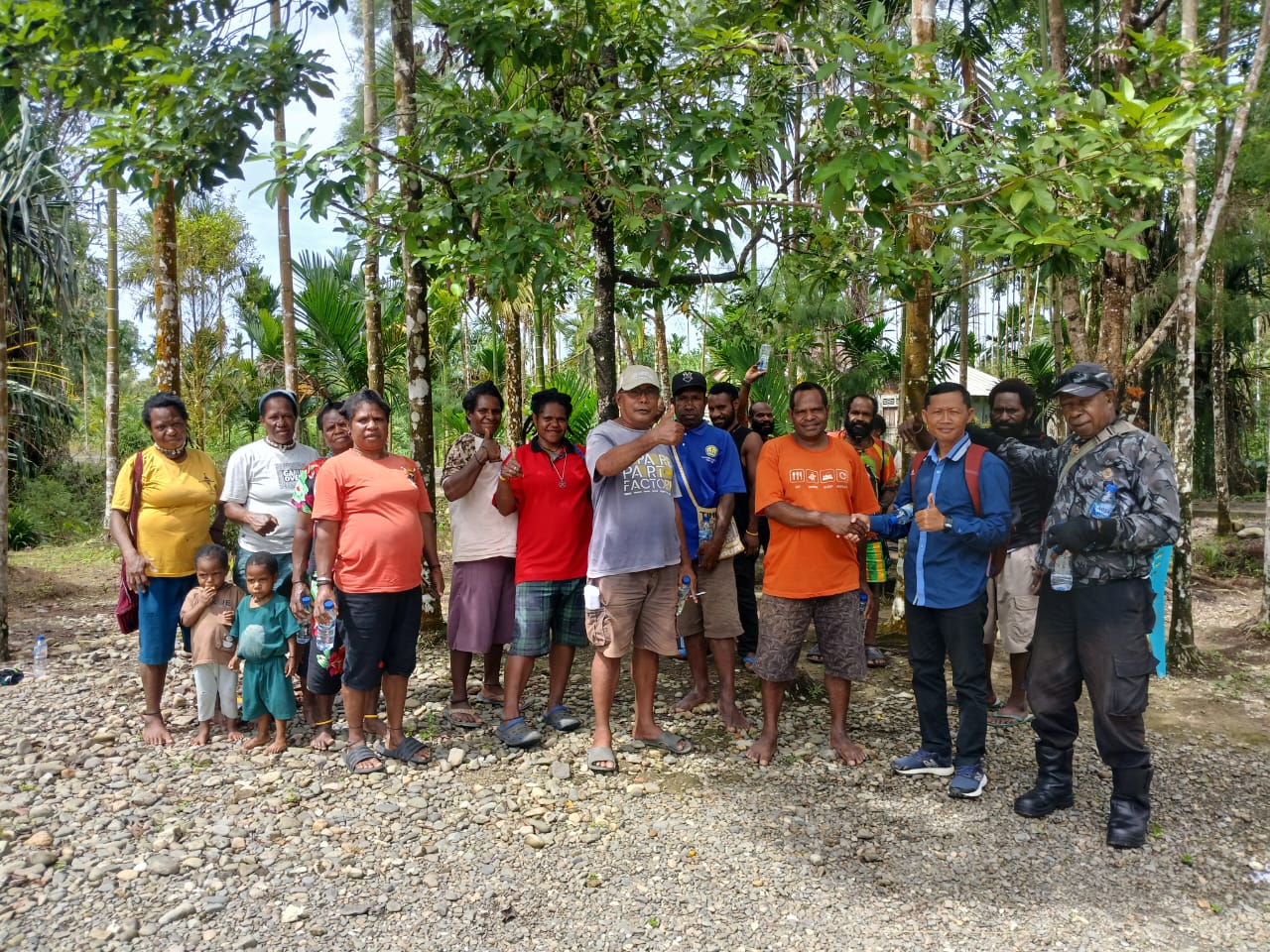 Warga Kampung Bhintuka saat foto bersama usai pemilihan ketua-ketua RT 