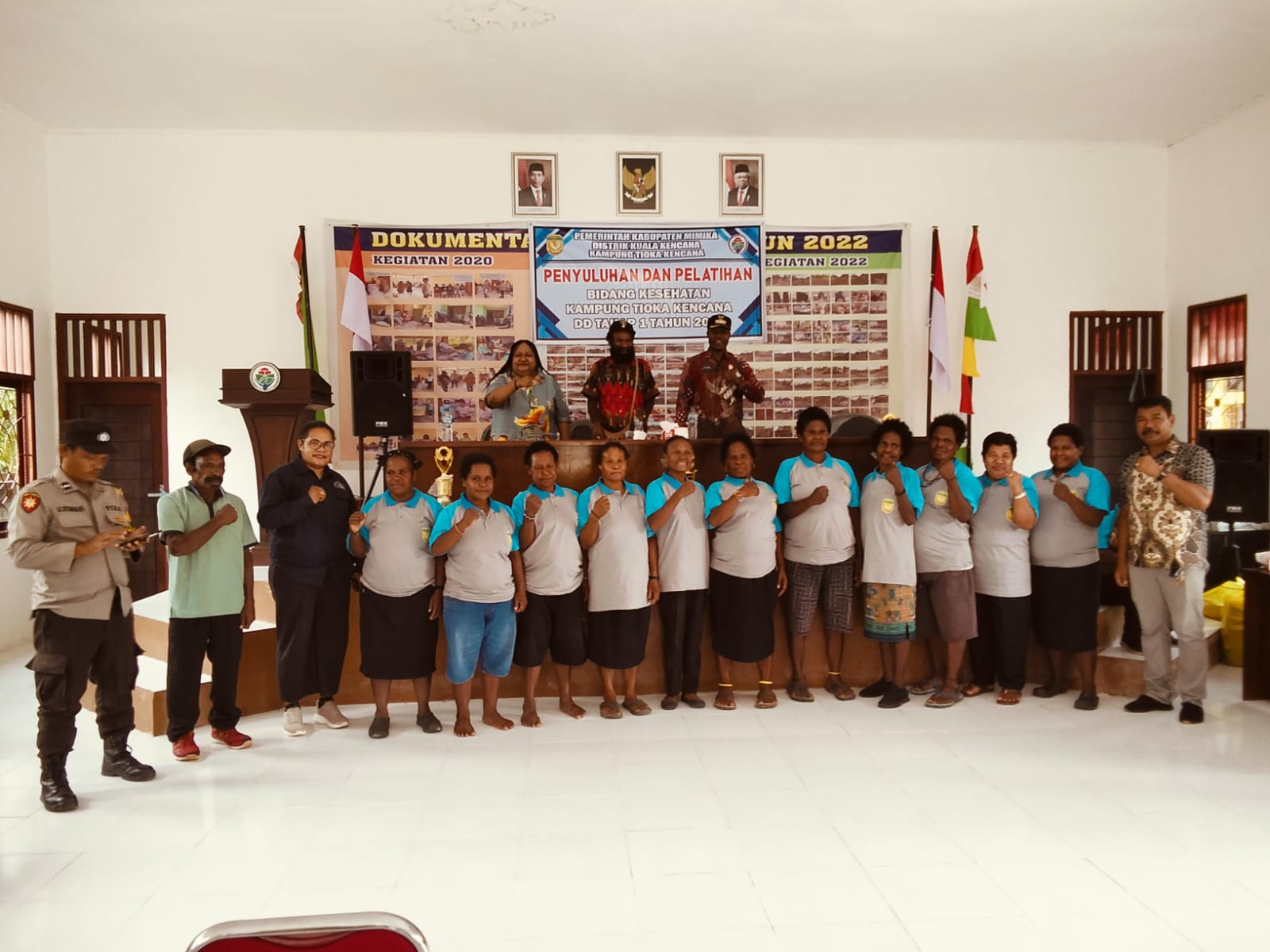 Foto bersama Kepala Kampung Tioka Kencana, Elmi Wungga, Sekertaris Kampung Tioka Kencana, Andi Shahrul, Kepala Distrik Kuala Kencana, bersama kader Posyandu dan PKK