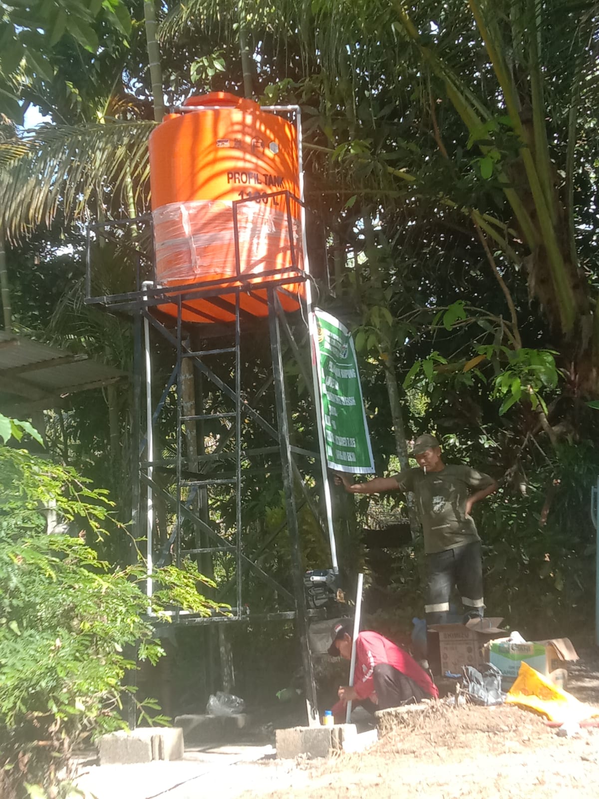 Proses pembuatan sumur bor dan tanki air 