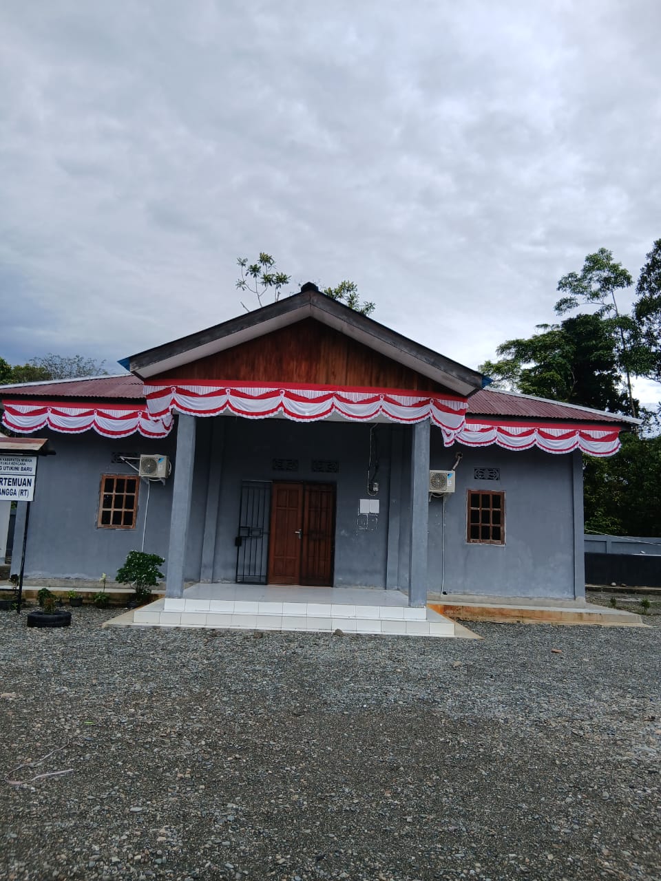 Pemasangan umbul-umbul di Aula Kampung Utikini I